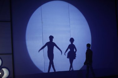 Dansçıların silueti sahnede