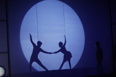 Dansçıların silueti sahnede