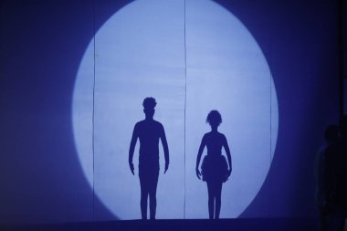 Dansçıların silueti sahnede