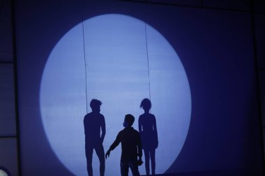 Dansçıların silueti sahnede