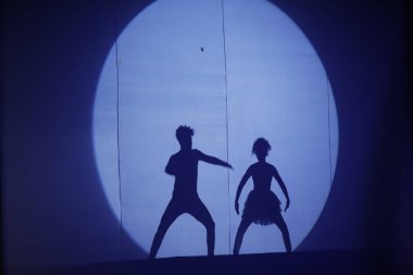 Dansçıların silueti sahnede