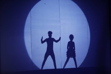 Dansçıların silueti sahnede