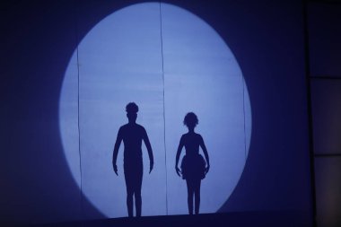 Dansçıların silueti sahnede