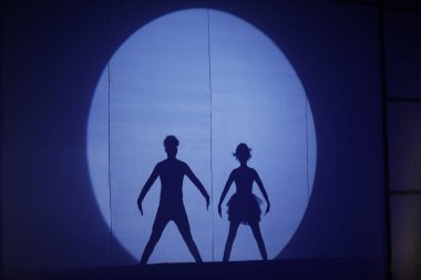 Dansçıların silueti sahnede