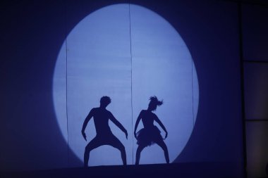 Dansçıların silueti sahnede