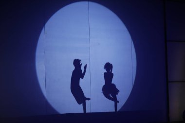 Dansçıların silueti sahnede