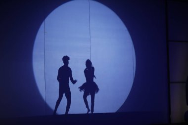 Dansçıların silueti sahnede