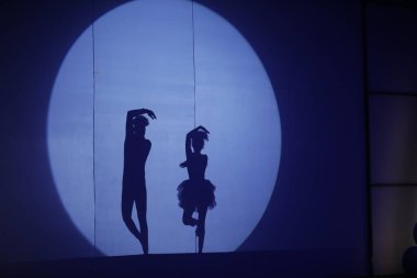 Dansçıların silueti sahnede