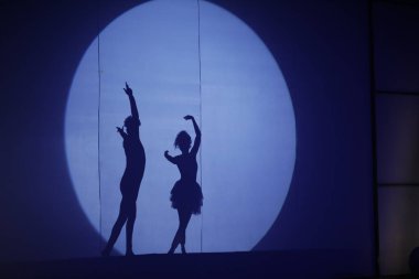 Dansçıların silueti sahnede