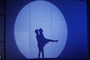 Dansçıların silueti sahnede