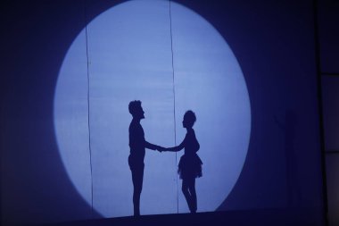 Dansçıların silueti sahnede