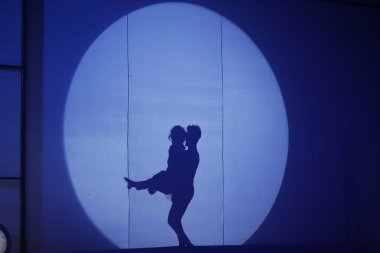 Dansçıların silueti sahnede