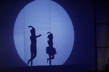 Dansçıların silueti sahnede