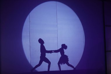 Dansçıların silueti sahnede