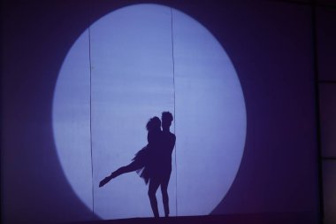 Dansçıların silueti sahnede