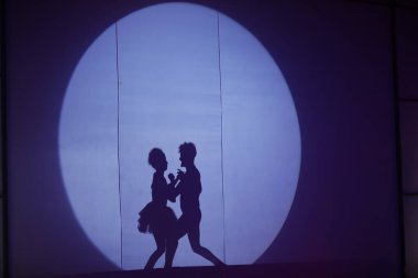 Dansçıların silueti sahnede