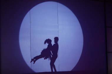 Dansçıların silueti sahnede