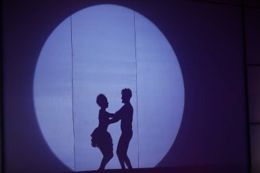 Dansçıların silueti sahnede