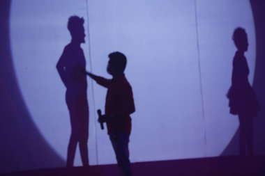 Dansçıların silueti sahnede