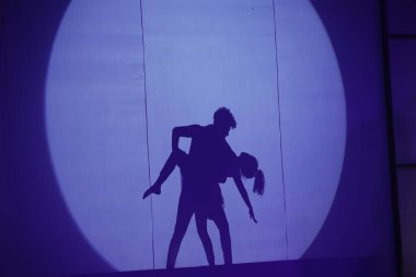 Dansçıların silueti sahnede