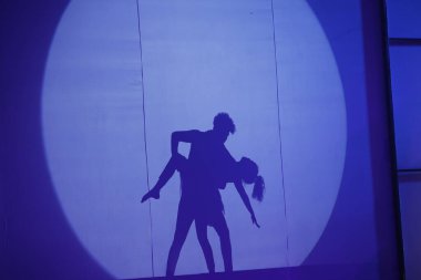 Dansçıların silueti sahnede