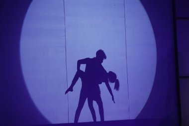 Dansçıların silueti sahnede