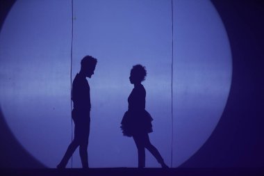 Dansçıların silueti sahnede