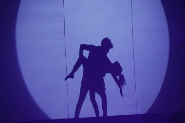 Dansçıların silueti sahnede