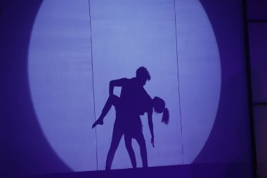 Dansçıların silueti sahnede