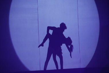 Dansçıların silueti sahnede