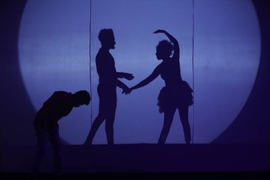 Dansçıların silueti sahnede