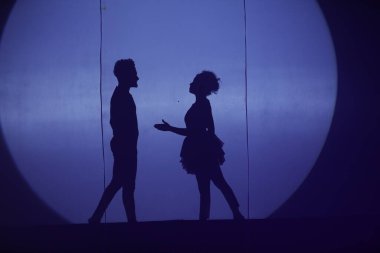 Dansçıların silueti sahnede