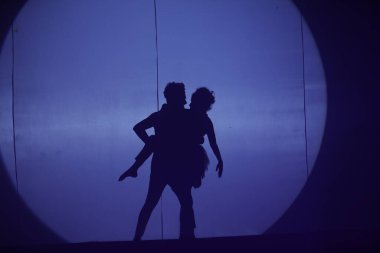 Dansçıların silueti sahnede