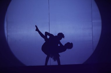 Moonset 'te dansçı silueti sahnede