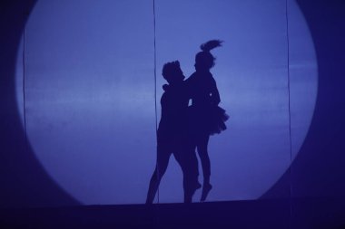 Moonset 'te dansçı silueti sahnede