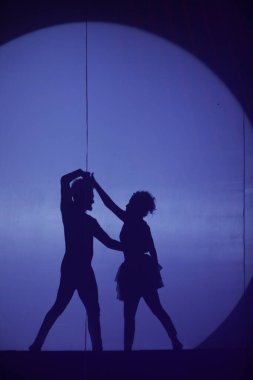 Moonset 'te dansçı silueti sahnede