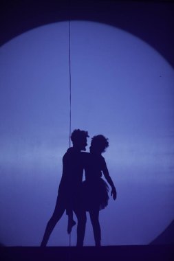Moonset 'te dansçı silueti sahnede