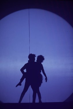 Moonset 'te dansçı silueti sahnede