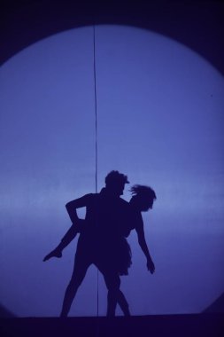 Moonset 'te dansçı silueti sahnede