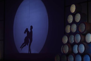 Moonset 'te dansçı silueti sahnede