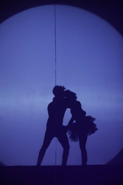Moonset 'te dansçı silueti sahnede