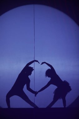 Moonset 'te dansçı silueti sahnede