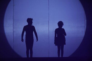 Moonset 'te dansçı silueti sahnede