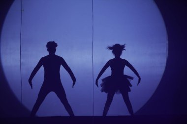 Moonset 'te dansçı silueti sahnede