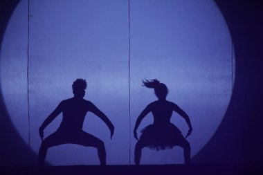 Moonset 'te dansçı silueti sahnede