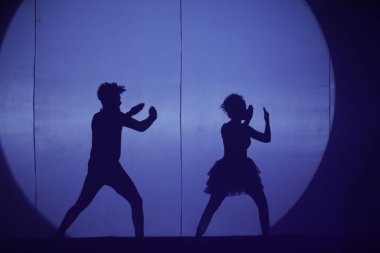 Moonset 'te dansçı silueti sahnede