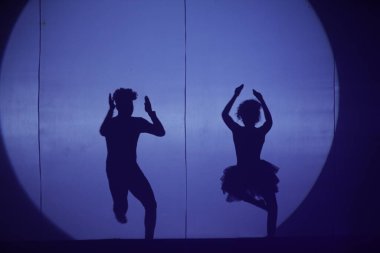 Moonset 'te dansçı silueti sahnede