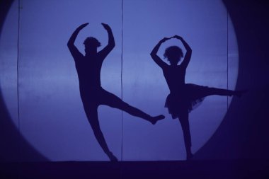 Moonset 'te dansçı silueti sahnede