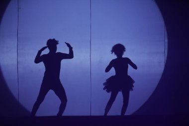 Moonset 'te dansçı silueti sahnede