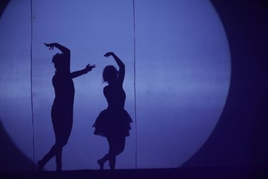 Moonset 'te dansçı silueti sahnede